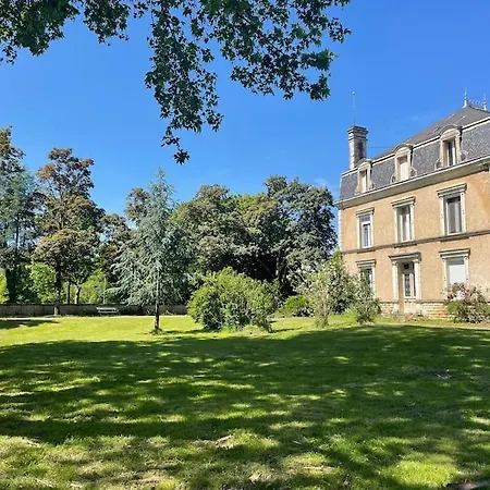 Maison Dans Un Parc Arbore Montbron