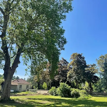Maison Dans Un Parc Arbore Montbron